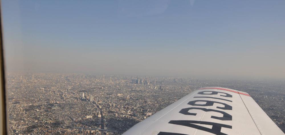 Avioneta Cessna tomando muestras de aire en el área de Tokyo.