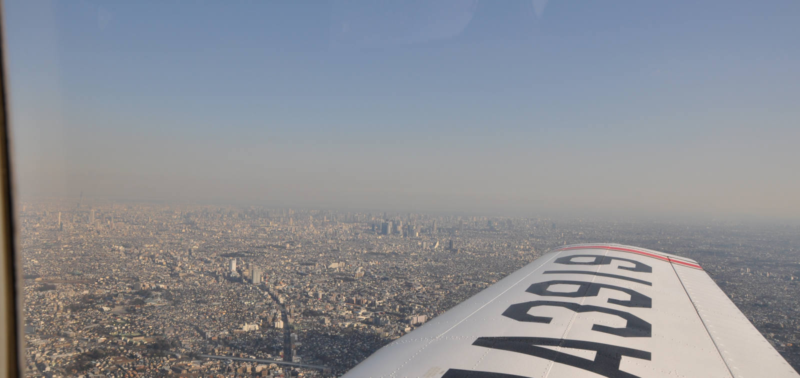 Avioneta Cessna tomando muestras de aire en el área de Tokyo.