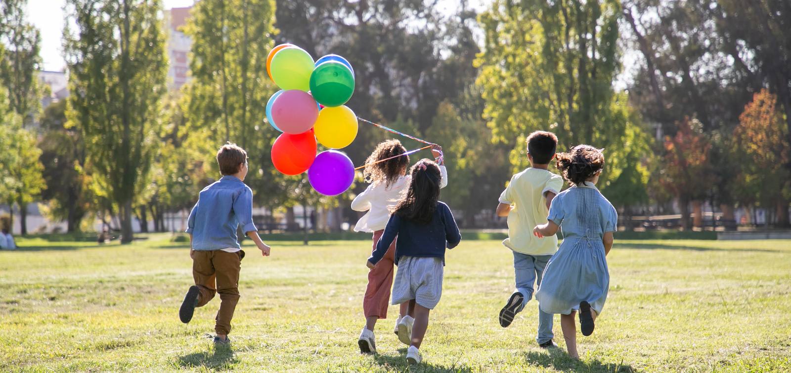 Un grupo de niños jugando en un parque urbano