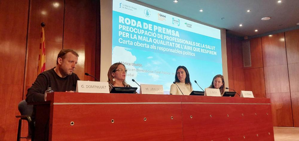 Imatge de la roda de premsa celebrada al Col·legi de Metges de Barcelona el 28 de novembre de 2024 per alertar sobre la contaminació atmosfèrica