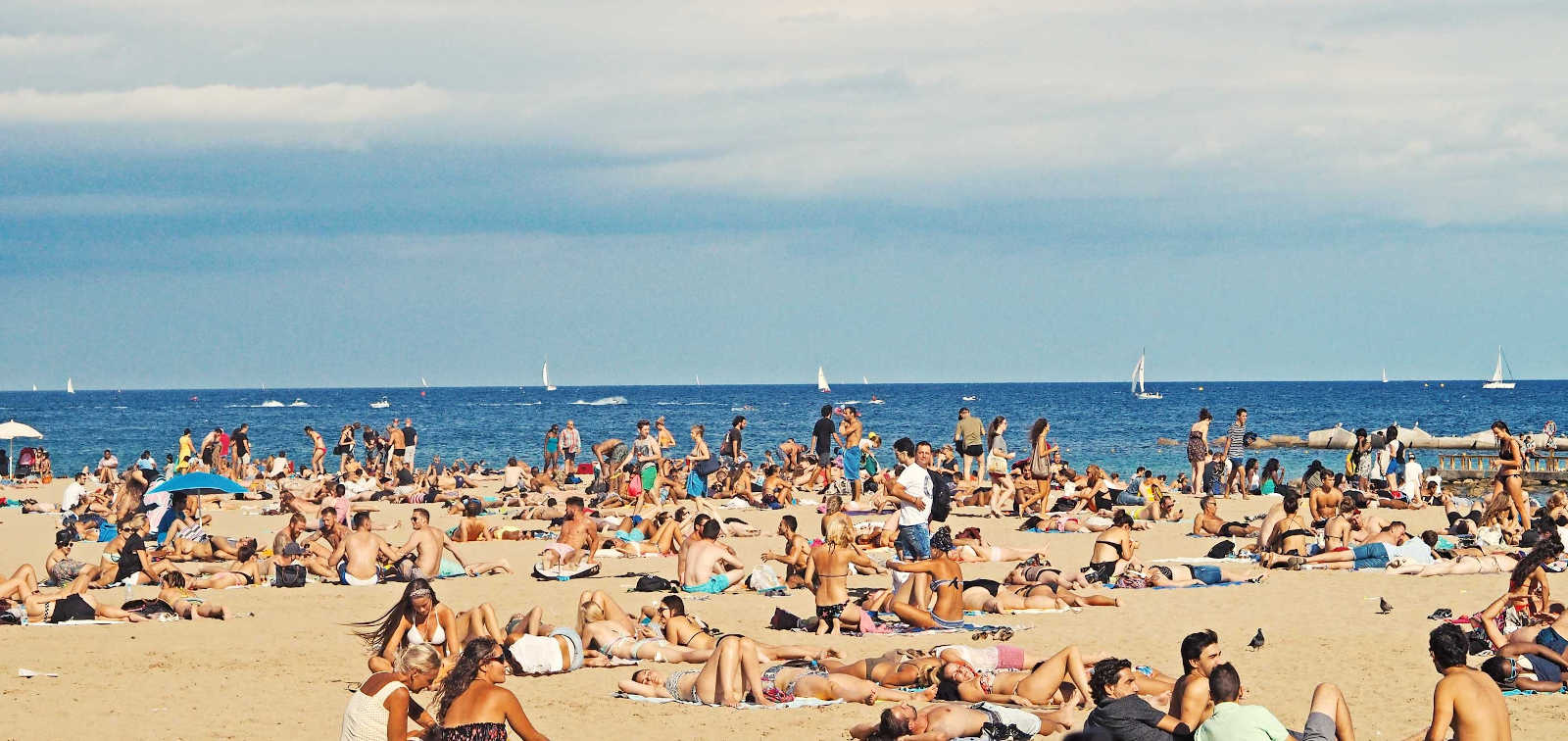 Playa Barcelona llena